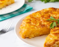 Carmiña, a avó cozinheira: "Para a tortilla firmar bem e não ficar seca, é preciso mexer a batata com o ovo na frigideira."