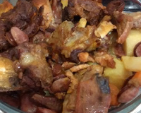 Costela bovina na panela de pressão com linguiça calabresa e bacon