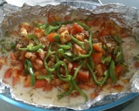 Salmão assado com leite de coco e legumes