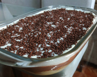 Pavê de chocolate com biscoito champagne e cremes