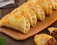 Quatro chefs da alta gastronomia ensinam a fazer a empanada perfeita: massa crocante e recheio suculento