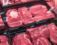 Carne de porco em bandejas no supermercado: Funcionários dizem sem rodeios "quais bandejas evitar".