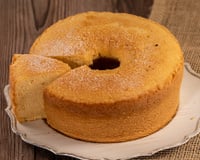 Não tem leite em casa? Não tem problema, essa receita de bolo de água muito fofinho é tão fácil de fazer que qualquer um consegue!