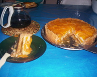 Torta de biscoito triturado com pêssego