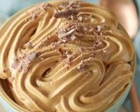 Eu posso até trocar de parceiro, mas não de sobremesa: mousse de doce de leite pronta em 5 minutos é o doce perfeito para o Dia dos Namorados