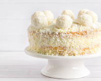 Bolo molhadinho de coco com doce de leite: receita maravilhosa