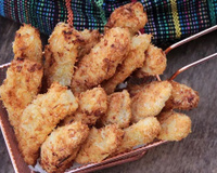 Iscas de frango empanadas com coco na airfryer