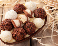 Ovo de colher recheado com brigadeiro branco e bombons