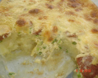 Batata gratinada de calabresa com queijo