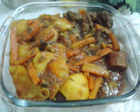 Carne ensopada com batata e cenoura na pressão
