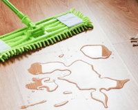 Adeus produtos químicos para o chão: essa misturinha caseira com dois ingredientes vai deixar o piso brilhando