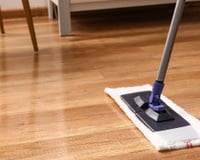 Nem água sanitária, nem vinagre: a melhor maneira de limpar pisos de madeira e deixá-los brilhantes, segundo o TudoGostoso