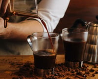 Os baristas balançam a cabeça quando veem um copo de água junto com o café expresso. Quase todo mundo erra ao bebê-lo
