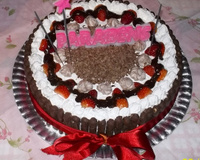 Bolo de chocolate e morango com Twix