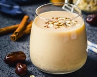 Chá de amendoim com canela cremoso no copo