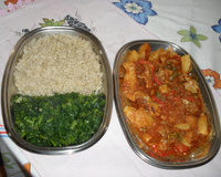 Almoço light delicioso (frango de caçarola, espinafre e arroz integral)