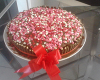 Bolo falso de kit-kat de morango (econômico)