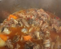 Pé de porco ao molho com batatas