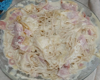 Macarrão ao molho branco com presunto e queijo