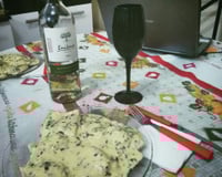 Ravioli com recheio de ricota, rúcula e tomate seco regado ao molho Alfredo