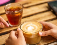 Beber café e chá não conta como hidratação? Desmistificando o mito e a explicação da ciência