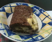 Bolo de carne moída recheado com presunto e mussarela