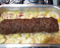 Rocambole de carne moída com batatas em mostarda