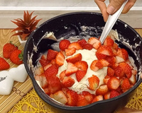 Pronto em 5 minutos: todo ano faço esse recheio de Ninho com morangos para meu bolo de aniversário