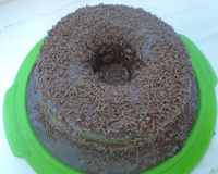 Bolo de chocolate com cobertura de chocolate e recheio de coco