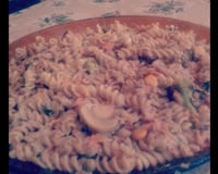 Salada de macarrão parafuso com atum