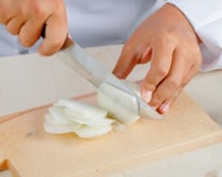 Se você precisar caramelizar cebolas, não use açúcar; os chefs recomendam outro ingrediente ideal