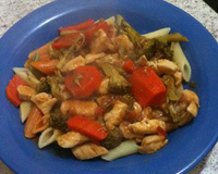 Penne com brócolis, cenoura e peito de frango