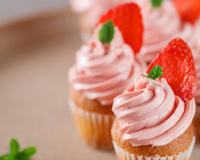 Essa ganache de morango linda e sofisticada deixou minhas sobremesas com cara de confeitaria de rico!