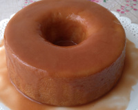 Bolo de fubá cozido com calda de goiabada