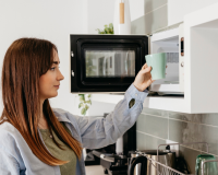 Chega de pagar caro no micro-ondas! Com esse desconto você paga menos de R$ 500 no eletrodoméstico