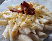 Macarrão de molho branco com bacon e queijo