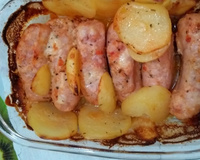 Linguiça toscana com batata gratinada no forno