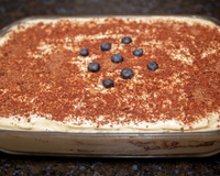 Pavê de biscoito champagne finalizado com raspas de chocolate