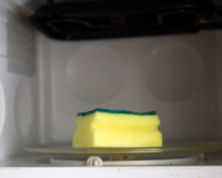 Jamais coloque a esponja de cozinha no micro-ondas! Entenda por que prática é perigosa