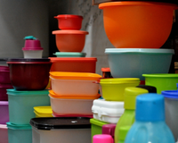 Minha vida mudou depois que aprendi essas dicas para organizar potes plásticos e panelas sem perder a tampa