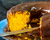 Faz diferença cozinhar a cenoura para fazer bolo de cenoura com brigadeiro? TudoGostoso revela o segredo para o doce perfeito!