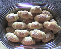 Pão de cebola em formato de croissant