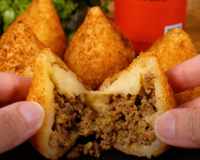 Massa de coxinha SEM FARINHA DE TRIGO crocante: a mandioca é a estrela dessa receita fácil e crocante, o recheio você escolhe