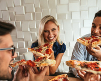 6 utensílios essenciais para servir pizza em casa