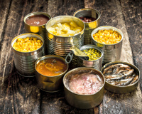 Tem problema comer alimento enlatado? Entenda se é saudável e se pode comer sem moderação