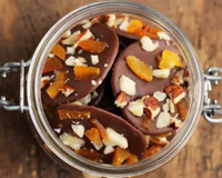 Discos de chocolate com frutas secas e nozes