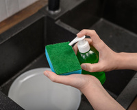 Você nunca mais vai deixar a esponja fedendo depois de aprender estes 3 truques