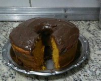 Bolo de cenoura com cobertura de caramelo
