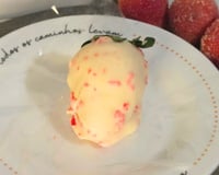 Morango cravejado: o bombom do amor viral com brigadeiro cremoso e coberto de pedacinhos crocantes