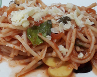 Espaguete de pupunha ao molho de tomates pelados em cubo, cogumelo paris e alcaparras